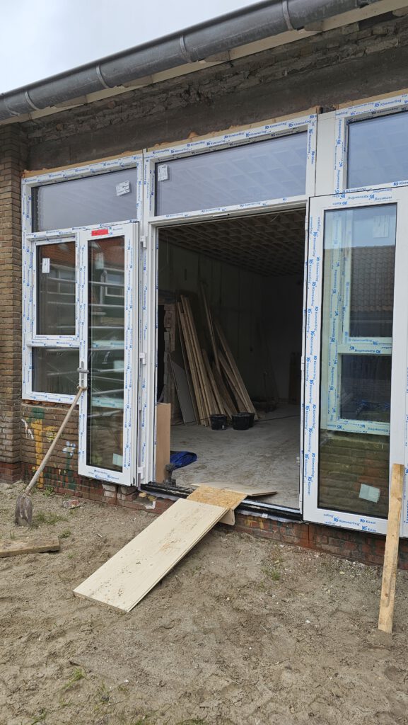 Kunststof kozijnen geplaatst op woning in West-Terschelling

Nieuwe kunststof kozijnen in Midsland door Bouwbedrijf Meijer

Plaatsen van kunststof ramen en deuren vakantiehuis Terschelling

Close-up van strakke afwerking kunststof kozijnen

Vervangen van oude houten kozijnen door kunststof kozijnen

Afdichting en isolatie rondom nieuw geplaatst kozijn

Vakantiewoning met nieuwe kunststof kozijnen in Formerum

Montage van kunststof deuren en ramen door aannemer Terschelling