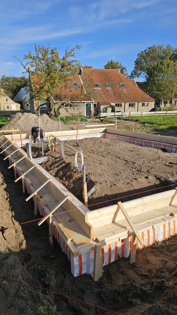 Houten bekisting geplaatst voor betonfundering