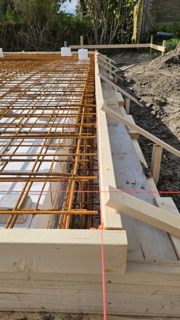 Plaatsen van randisolatie langs fundering