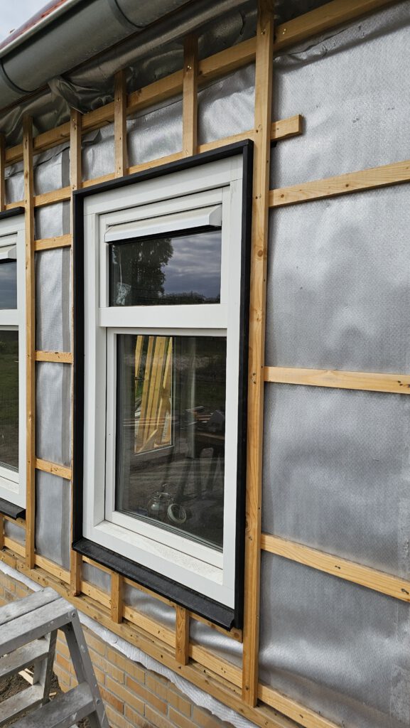 Kunststof kozijnen geplaatst op woning in West-Terschelling

Nieuwe kunststof kozijnen in Midsland door Bouwbedrijf Meijer

Plaatsen van kunststof ramen en deuren vakantiehuis Terschelling

Close-up van strakke afwerking kunststof kozijnen

Vervangen van oude houten kozijnen door kunststof kozijnen

Afdichting en isolatie rondom nieuw geplaatst kozijn

Vakantiewoning met nieuwe kunststof kozijnen in Formerum

Montage van kunststof deuren en ramen door aannemer Terschelling