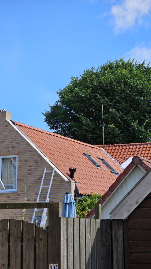 Dakpannen vervangen
Oude dakpannen vervangen op woning in Terschelling
Nieuwe dakpannen geplaatst in Formerum
Dakpannen vernieuwd door aannemer Bouwbedrijf Meijer
Dak renovatie met nieuwe pannen in West-Terschelling