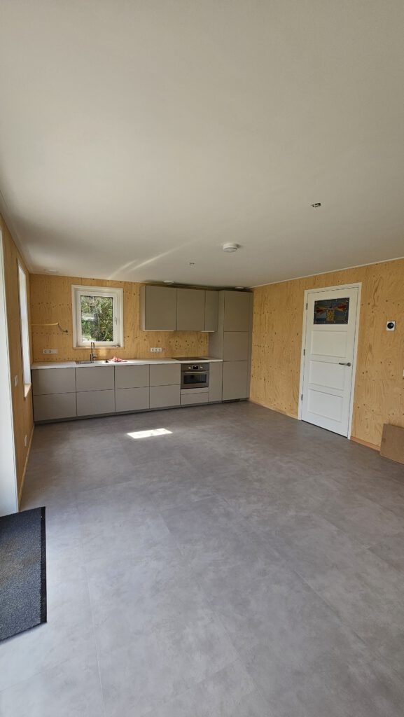 Keuken renovatie woning in West-Terschelling door Bouwbedrijf Meijer

Moderne keuken geplaatst in vakantiehuis Midsland

Montage van keukenkasten tijdens keuken verbouwing

Nieuwe werkbladen en achterwand geplaatst

Complete keuken renovatie op Terschelling

Keukenapparatuur gemonteerd tijdens renovatie

Strakke afwerking van renovatie keuken

Voor en na keuken renovatie woning