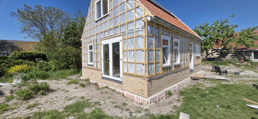 Aanbrengen van houten regelwerk voor nieuwe gevelbekleding met ventilatiespouw