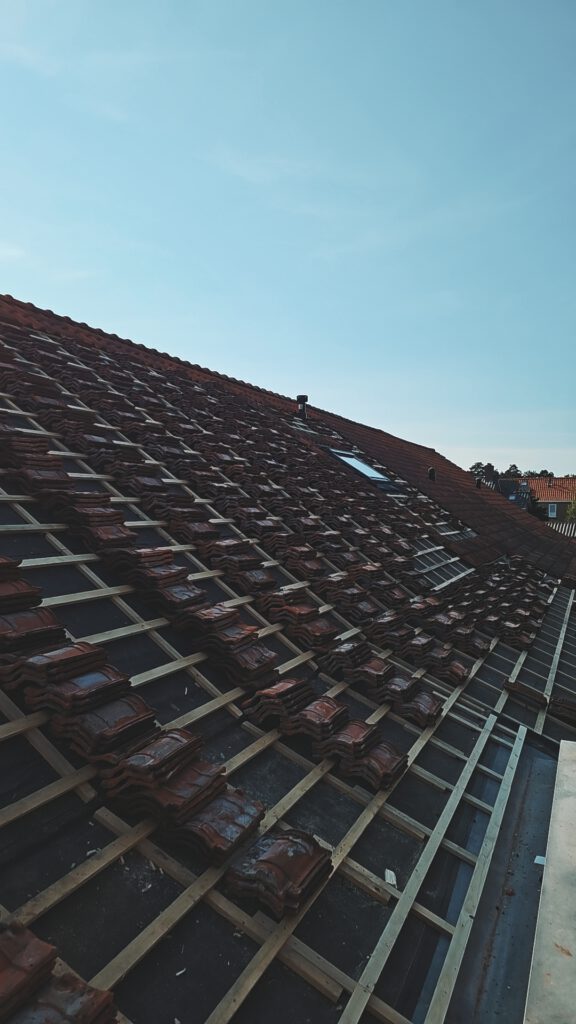 Dakconstructie
Herstel van dakconstructie op Terschelling
Houten dakconstructie renovatie in Midsland
Dakbalken vervangen tijdens dak renovatie Terschelling