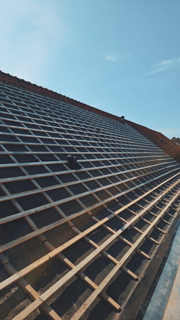 Dakconstructie
Herstel van dakconstructie op Terschelling
Houten dakconstructie renovatie in Midsland
Dakbalken vervangen tijdens dak renovatie Terschelling